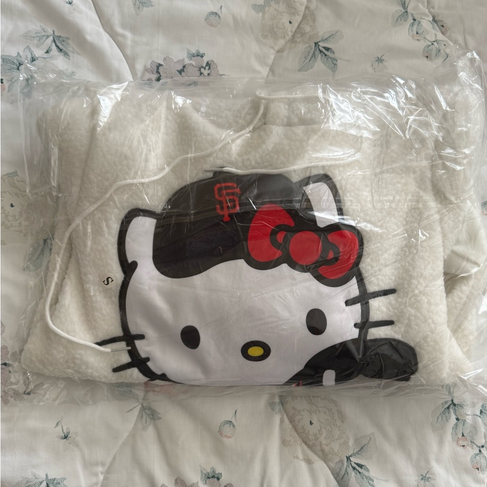 SF Giants Hello Kitty Day VIP Sherpa Hoodie Small SGA 2025 BRAND NEW 6/8/25